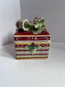 lot 13 image: 2 Fitz and Floyd Dear Santa Ceramic Trinket boxes 4 X 4 NIB