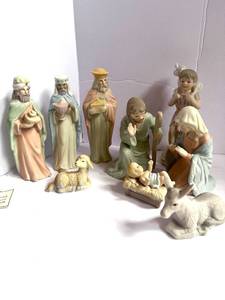 lot 17 image: NOS Lefton Nativity Set All with Lefton Tags Mint Condition The Christopher Collection
