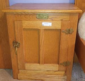 lot 9 image: Pair of Oak Night Stands with Brass Hardware