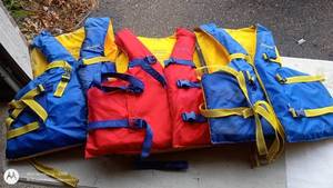 lot 26 image: Set of 4 Stearns Adult Universal Life Jackets Blue and Red