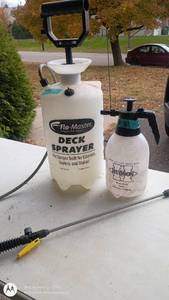 lot 31 image: Flo-Master Deck Sprayer and Hudson 2 Liter Multi-Purpose Sprayer