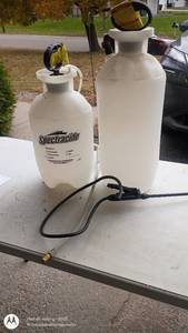lot 32 image: Set of 2 Lawn and Garden Pump Sprayers including Spectracide