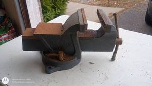 lot 38 image: Performax Bench Vise with Swivel Base