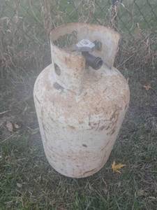 lot 142 image: Used 20 lb Propane Gas Cylinder Tank