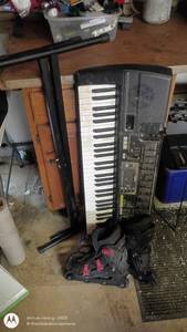 lot 202 image: Yamaha Keyboard with Stand and Inline Skates