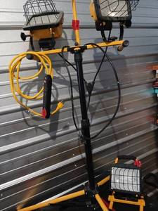 lot 1002 image: Portable Dual-Head Halogen Work Light with Stand and Power Cord