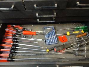 lot 1005 image: Large Assorted Screwdriver and Bit Set