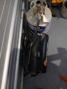 lot 1022 image: Dyna-Glo Pro Propane Forced Air Heater with Propane Tank