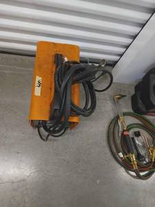 lot 1043 image: Portable Arc Welder with Cables