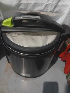 lot 1060 image: Stainless Steel Pressure Cooker with Locking Lid