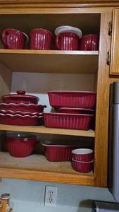 lot 11 image: Red Dish Set