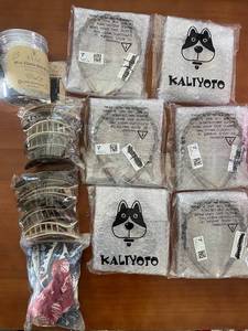 lot 233 image: Bulk Collection of Hair Accessories with Mini Elastic Bands, Hair Clips, and Headbands