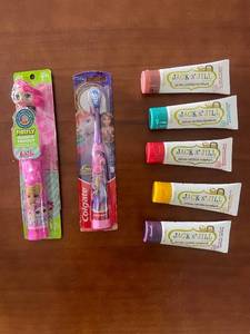 lot 351 image: Childrens Electric Toothbrushes and Jack N Jill Toothpaste Lot