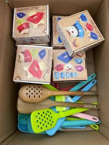 lot 415 image: Lot of Sandwich Cutters and Assorted Kitchen Utensils