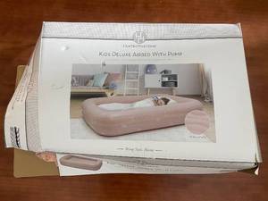lot 430 image: Huntington Home Kids Deluxe Airbed with Pump in Box