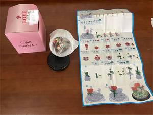 lot 443 image: Rose Et Fere Dome Flower Building Block Set with Instructions