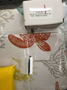 lot 451 image: Pallet Lot of Home Decor, Accessories, and Small Household Items