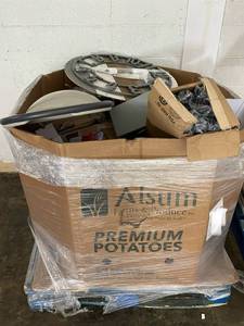 lot 451 image: Pallet Lot of Home Decor, Accessories, and Small Household Items