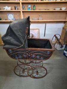 lot 1 image: Vintage baby doll buggy