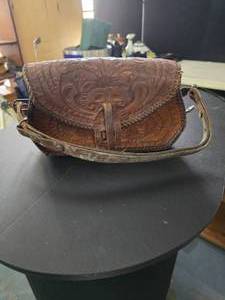 lot 8 image: Vintage Leather purse