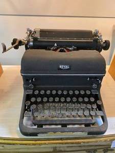 lot 32 image: Vintage Typewritter