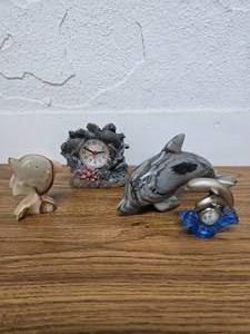 lot 22 image: Lot of 4 dolphin pieces.