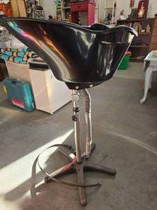 lot 33 image: Hair wash sink