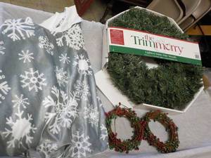 lot 6 image: Holiday Wreaths and Tree Skirt...