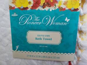 lot 60 image: Set of 3 The Pioneer Woman Sculpted...