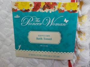 lot 61 image: Set of 3 The Pioneer Woman Sculpted...