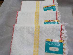 lot 62 image: Set of 3 The Pioneer Woman Sculpted...