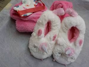 lot 78 image: Throw and Slippers...