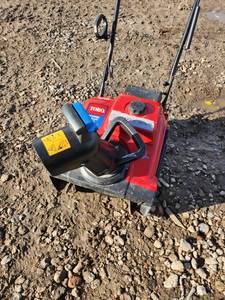 lot 15 image: Toro Powerlite 32882 Gas Snow Blower