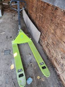 lot 25 image: Clark CJ55 Manual Pallet Jack, 2500kg Capacity