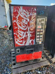 lot 41 image: Vintage Coca-Cola Soda Vending Machine