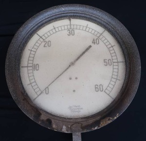 lot 4 image: VINTAGE INDUSTRIAL (LARGE) PRESSURE GAUGE