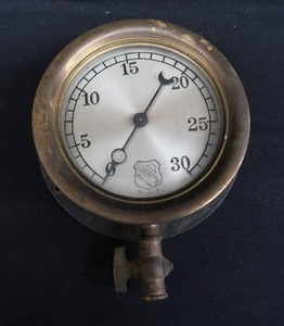 lot 13 image: VINTAGE  ANTIQUE ASHCROFT CO STEAM GAUGE