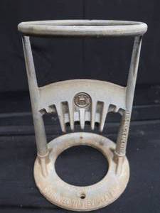 lot 16 image: KINDLING CRACKER