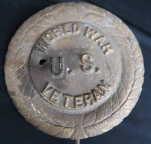 lot 18 image: VINTAGE WWI US VETERAN METAL MARKER