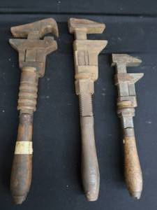 lot 19 image: ANTIQUE TOOLS