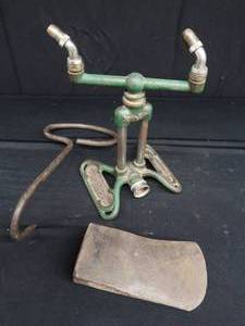 lot 20 image: VINTAGE RAIN KING WATER  GARDEN SPRINKLER PLUS
