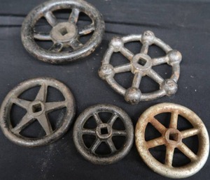 lot 27 image: LOT OF VINTAGE CAST IRON VALVE HANDLES