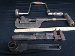 lot 33 image: VINTAGE  ANTIQUE TOOLS