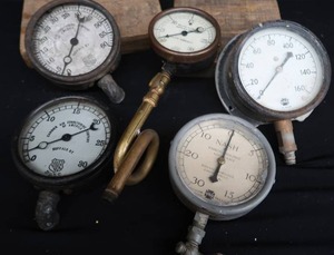 lot 34 image: 5 COLLECTIBLE VINTAGE ANTIQUE GAUGES