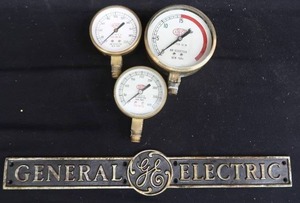 lot 38 image: VINTAGE COLLECTIBLES