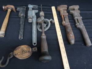 lot 39 image: ANTIQUE BLOCK AND TACKLE PLUS