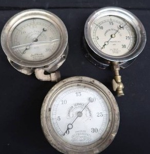 lot 40 image: VINTAGE COLLECTIBLE GAUGES