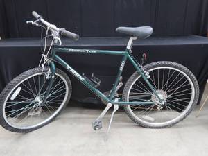 lot A6 image: MENS MOUNTAIN TRACK 820