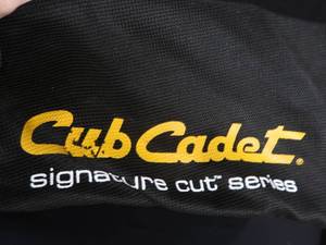 lot A19 image: CUB CADET SIGNATURE CUT SERIES BAG