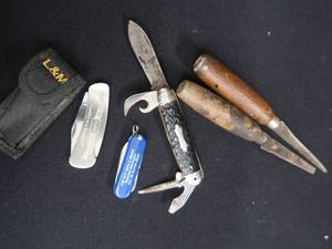 lot 62 image: KNIVES